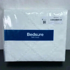 Bedsure White NWT Twin Duvet Cover.  Has Pom Poms that look like Chenille.